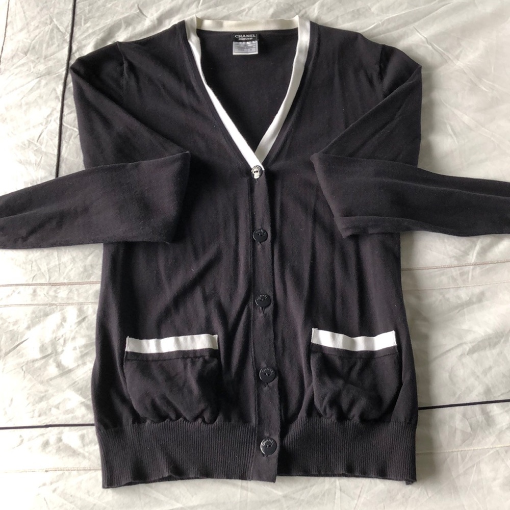 Chanel cardigan uniform in navy/white, size M.